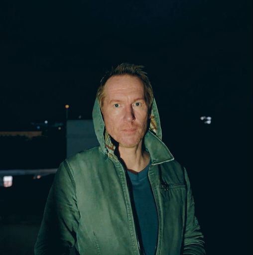 Vorschau Bild von Indie-Loopartist Bertram hat das vielen vertraute
Sonntagsblues-Gefühl vertont und arbeitet sich mit seiner neuen
Single SONNTAG an eben diesem ab.