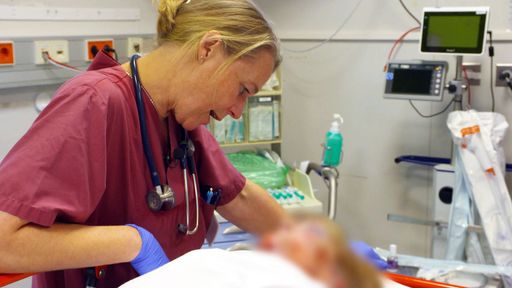 Im Bundeswehrzentralkrankenhaus Koblenz kümmert sich Notärztin
Nicole Weihgold einfühlsam um eine Patientin. / Die Verwendung
dieses Bildes für redaktionelle Zwecke ist unter Beachtung aller
mitgeteilten Nutzungsbedingungen zulässig und dann auch honorarfrei.
Veröffentlichung ausschließlich mit Bildrechte-Hinweis.