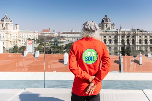 Vorschau Bild von Sadghuru in Wien, Libelle, Museumsquartier. Abdruck
gegen Namensnennung "Foto: Fischer/MenasseMenasse" Honorarfrei