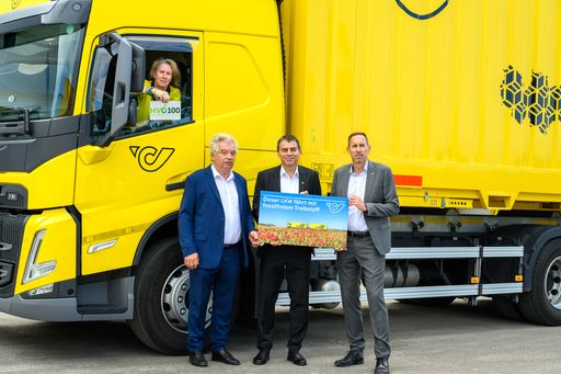 (v.l.): Dagmar Stieler, Disponentin
Transportlogistik Ost, Martin Prasch, Leiter Transportlogistik Ost,
Peter Umundum, Vorstandsdirektor für Paket & Logistik, Thomas
Fellner, Leiter Transportlogistik National, alle Österreichische
Post AG