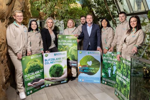 Vorschau Bild von Mario Reichel (GF) und Aline Basel (CMO) mit
Reinigungskräften BLITZBLANK sind stolz auf die Werbekampagne 2024