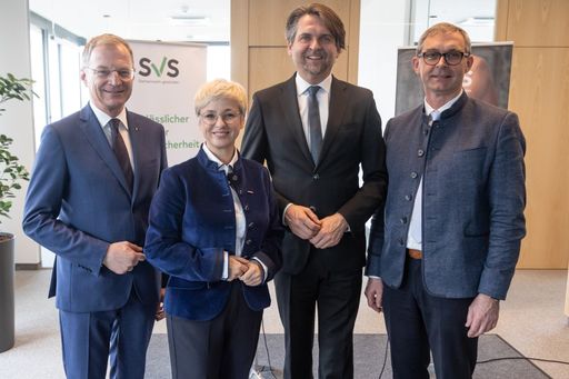 v.l.n.r. Landeshauptmann Thomas Stelzer, Präsidentin der
Wirtschaftskammer OÖ Doris Hummer, SVS-Obmann Peter Lehner und
Präsident der Landwirtschaftskammer OÖ Franz Waldenberger