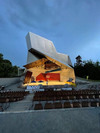 Vorschau Bild von Nachtaufnahme Wolkenturm mit Basketballplatz