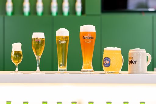 Bierige Glasvielfalt (v. l.): Verkostungsglas,
Pilstulpe, Pokal für Klassiker wie Märzen, Weizen-/Weißbierglas, mit
dem man am Glasboden anstoßt, und die Augenkanne sowie das
Tonkrügerl, die sich dank ihrem dicken Gebinde gut zum Anstoßen
eignen.