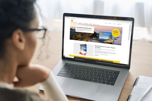 Over shoulder closeup view of female student wearing glasses
businesswoman looking at new Shell Prepaid Card webshop. /
insta_photos / Die Verwendung dieses Bildes für redaktionelle Zwecke
ist unter Beachtung aller mitgeteilten Nutzungsbedingungen zulässig
und dann auch honorarfrei. Veröffentlichung ausschließlich mit
Bildrechte-Hinweis.