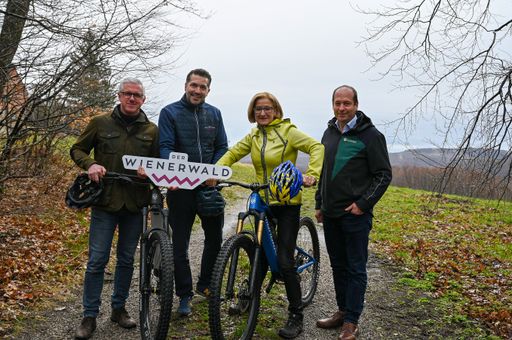 Vorschau Bild von MTB Saisonstart im Wienerwald - Landeshauptfrau Mikl-Leitner und
Plattform Vertreter