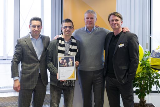 Vorschau Bild von Stipendiumsgewinner Milan mit dem Team von Cochlear