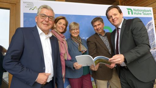  Die neue Broschüre "Vielfältiges Leben" ist ein 
informatives und reich bebildertes Lesewerk für Alle. v. l.: 
Ratsvorsitzender, LR Josef Schwaiger, Valerie Zacherl-Draxler (BMK), 
Nationalpark-Direktorin von Kärnten, Barbara Pucker, in Vertretung 
von LR Sara Schaar, Direktor Robert Lindner, Haus der Natur und LR 
René Zumtobel