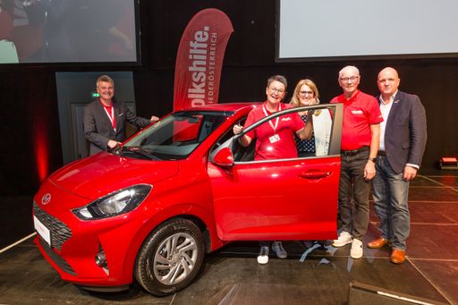 Vorschau Bild von Wir gratulieren Heimhelferin Birgitt Rauchberger
von der Sozialstation Gresten (Bezirk Scheibbs) zum Gewinn des
Hauptpreises, einem Hyundai i10+