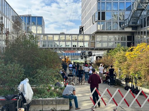 Vorschau Bild von Dreharbeiten am Gelände der ehemaligen
Wirtschaftsuniversität für „Exterritorial“, Regie: Christian Zübert,
Produktion: Constantin Film (für Netflix)