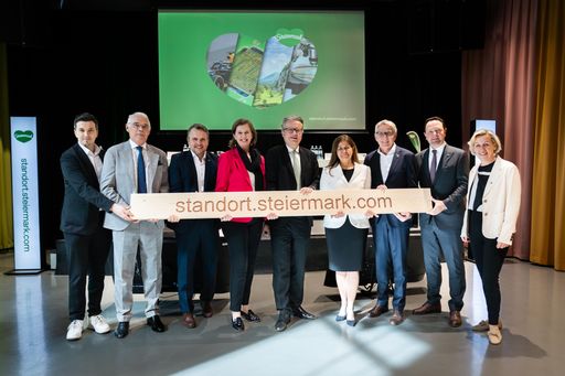  von links: Mag. Michael Rahm (Vorstand für Product
und Procurement bei der MPG GmbH), Prof. DI Stefan Stolitzka
(Präsident Industriellenvereinigung Steiermark), Michael Feiertag
(GF Steirische Tourismus und Standortmarketing GmbH- STG),
Landesrätin MMag.a Barbara Eibinger-Miedl, Landeshauptmann Mag.
Christopher Drexler, Landesrätin Mag.a Doris Kampus, Ing. Josef Herk
(Präsident Wirtschaftskammer Steiermark), Christian Kladiva
(Vorstandsdirektor Merkur Versicherung) und Mag.a Kristina
Edlinger-Ploder (Rektorin FH CAMPUS 02 & Vorsitzende der
Hochschulkonferenz)