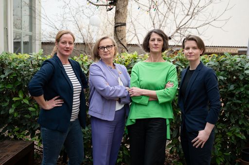 Feministischer Schulterschluss im Superwahljahr:
arbeit plus – Soziale Unternehmen Österreich, das Netzwerk
österreichischer Frauen- und Mädchenberatungsstellen, der Verein
sprungbrett und ABZ* AUSTRIA nutzen das „Superwahljahr” um gemeinsam
ein radikales Umdenken und politische Maßnahmen zur tatsächlichen
Herstellung von Geschlechtergerechtigkeit am Arbeitsmarkt zu
fordern: ● durch neue Arbeitszeitmodelle und
Qualifizierungsmöglichkeiten; ● durch einen Ausbau der Angebote zur
frühkindlichen Bildung/Kinderbetreuung und Pflege; ● durch bessere
gesetzliche Rahmenbedingungen für Lohntransparenz in Unternehmen; ●
durch Kampagnen für eine gerechte Verteilung von unbezahlter Arbeit
und eine bessere Anerkennung von Sorgearbeit ● durch bessere
Entlohnung, Aufwertung und gesellschaftliche Anerkennung von
Berufsbranchen mit hohem Frauen*anteil