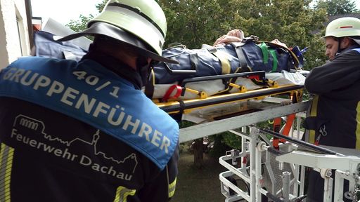 Vorschau Bild von Die Feuerwehr Dachau hilft mit einer Drehleiter einem Patienten.
/ Die Verwendung dieses Bildes für redaktionelle Zwecke ist unter
Beachtung aller mitgeteilten Nutzungsbedingungen zulässig und dann
auch honorarfrei. Veröffentlichung ausschließlich mit
Bildrechte-Hinweis.