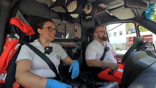 Das Retter-Duo Marie Prass Cuenca und Andreas Cremerius ist im
Einsatz für das Bayerische Rote Kreuz in Dachau, nahe München. / Die
Verwendung dieses Bildes für redaktionelle Zwecke ist unter
Beachtung aller mitgeteilten Nutzungsbedingungen zulässig und dann
auch honorarfrei. Veröffentlichung ausschließlich mit
Bildrechte-Hinweis.