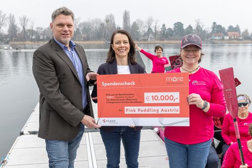 https://www.apa-fotoservice.at/galerie/36202 v.l.n.r.: Gerald
Hütter, Director Business Unit Oncology & Solid Tumors, Gilead
Sciences; Claudia Müller-Jursik, Senior Product Manager Oncology,
Gilead Sciences; Julia Glocker, Vereinsvorsitzende Pink Paddling
Austria