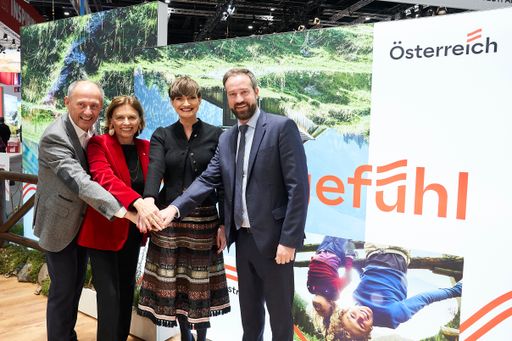  Gruppenfoto anlässlich der Auftakt-Pressekonferenz
am Österreich-Stand auf der ITB 2024; v.l.n.r.: Leo Bauernberger,
Susanne Kraus-Winkler, Astrid Steharnig-Staudinger, Stefan Schnöll