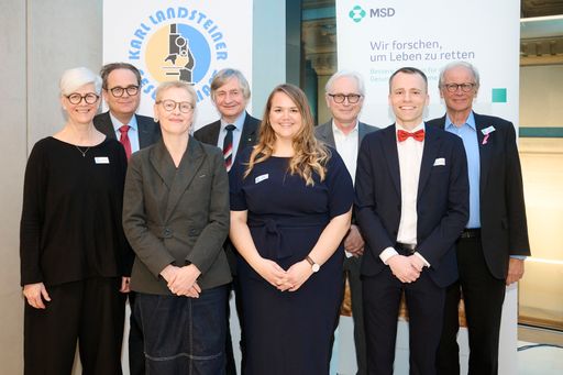  v.l.n.r.: Anita KIENESBERGER, Obfrau der Allianz onkologischer
PatientInnenorganisationen; Prim. Univ.-Prof. Dr. Wolfgang HILBE,
Past-President der OeGHO, Abteilungsvorstand Zentrum für Onkologie
und Hämatologie, Klinik Ottakring; Mag.a Dr.in Christina DIETSCHER,
Leiterin Abteilung Nicht übertragbare Erkrankungen, psychische
Gesundheit & Altersmedizin, Sektion VI, BMSGPK; NRAbg. Prof. Dr.
Josef Smolle; DGKP Danijela DOHNAL-SUVAJAC, MSc, Leiterin der
Arbeitsgruppe Breast Care Nurses, Arbeitsgemeinschaft
hämatologischer & onkologischer Pflegepersonen in Österreich,
Univ.-Prof. Dr. Bernhard Schwarz MPH, Präsident der Karl Landsteiner
Gesellschaft; Dr. Thomas HOFMARCHER, Research Director am Swedish
Institute for Health Economics (IHE); Univ.-Prof. Dr. Paul SEVELDA,
Präsident der Österreichischen Krebshilfe