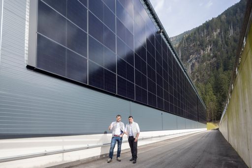  GF Heinrich & Christian Kröll vor dem neuen
Hochregallager