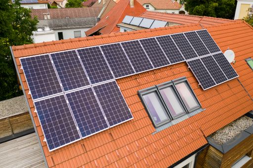 Photovoltaik-Boom: Allein in Niederösterreich
befinden sich fast 100.000 Solaranlagen. Damit der weitere Ausbau
gelingen kann, braucht es eine intelligente Vernetzung der Erzeugung
mit lokalen Verbrauchern.