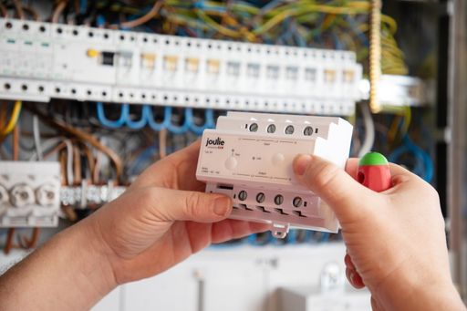 Vorschau Bild von Kleine Box mit großer Wirkung: Die Joulie-Box
übernimmt die intelligente Vernetzung zwischen Solaranlage,
eventuell vorhandenem Batteriespeicher und Verbrauchern im Haus.