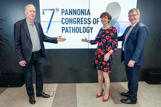 https://www.apa-fotoservice.at/galerie/36146 Im Bild v.l.n.r.: -
Univ.-Prof. Dr. Martin Klimpfinger, Labor für Zytologie & Histologie
Dr. Ulm GmbH; Univ.-Prof.in Dr.in Eva Compérat, President-elect,
Klinisches Institut für Pathologie, Medizinische Universität Wien;
Prim. Dr. Alexander Nader, MSc, Präsident, Institut für Pathologie
u. Mikrobiologie, Hanusch-Krankenhaus