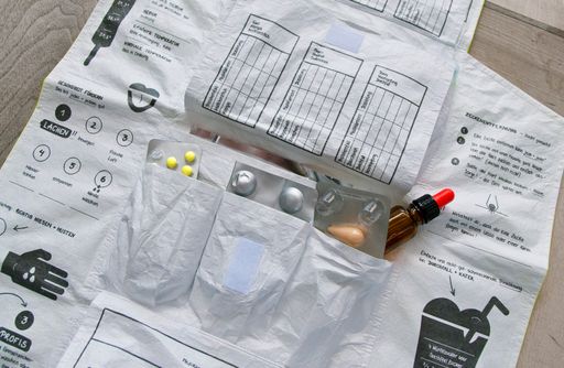 Vorschau Bild von offene Reiseapothekentasche im Einsatz