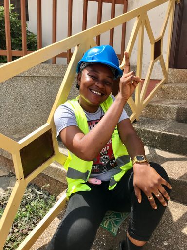 Vorschau Bild von Elizabeth macht bei Don Bosco Tech in Ashaiman,
Ghana, eine Ausbildung zur Kranführerin.