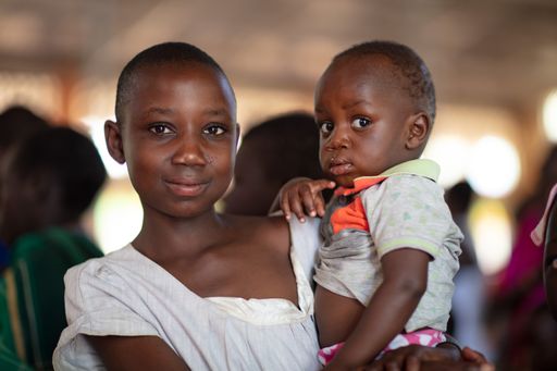 Vorschau Bild von Das Mädchenschutzzentrum in Goma, DR Kongo, ist ein
Zufluchtsort für Kindermütter und ihre Babys. Hier erhalten Sie
Schutz und eine Ausbildung.