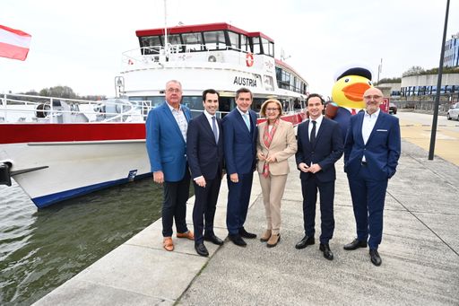  Die DDSG Blue Danube ist in jeder Hinsicht auf
Wachstumskurs. Österreichs größtes und traditionsreichstes
Binnenschifffahrtsunternehmen feierte 2023 mit über 310.000
transportierten Passagieren einen neuen Rekord. Gleich zu
Jahresbeginn folgte der nächste Paukenschlag mit der Übernahme der
MS Austria und MS Austria Princess der niederösterreichischen
Brandner Schifffahrt.
