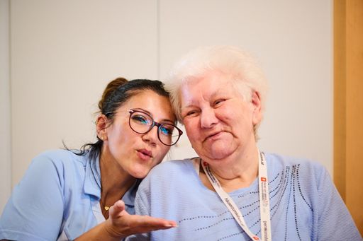 Die Häuser zum Leben stärken und fördern ihre
Mitarbeiterinnen mit verschiedenen Angeboten. Dazu zählen die
Möglichkeit flexibler Arbeitszeiten und Führungspositionen auch in
Teilzeit. Diese Angebote wurden schon mehrfach ausgezeichnet. So
freute sich das Unternehmen zuletzt über das Best Recruiters-Siegel
in Silber sowie über die Top-Company-Bewertung der
Arbeitgeber-Bewertungsplattform kununu. Weiters wurden die Häuser
zum Leben mit dem amaZone Award ausgezeichnet, eine Auszeichnung für
besonders engagierte Unternehmen in Sachen weiblicher
Lehrlingsausbildung