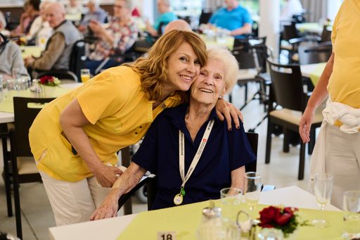 Vorschau Bild von Der Internationale Frauentag, der jährlich am 8.
März begangen wird, ist in den 30 Häusern zum Leben und den 150
Pensionist*innenklubs für die Stadt Wien sowohl ein wichtiger Anlass
einer Erfolgsbilanz als auch eine große Motivation für eine
konsequente Fortsetzung des eingeschlagenen Weges. So sind im
Hinblick auf die Anerkennung und Wertschätzung der Arbeit des
Pflegepersonals bessere Arbeitsbedingungen, angemessene Bezahlung
und eine stärkere Förderung der Geschlechtergleichstellung im
Unternehmen längst eine Selbstverständlichkeit.