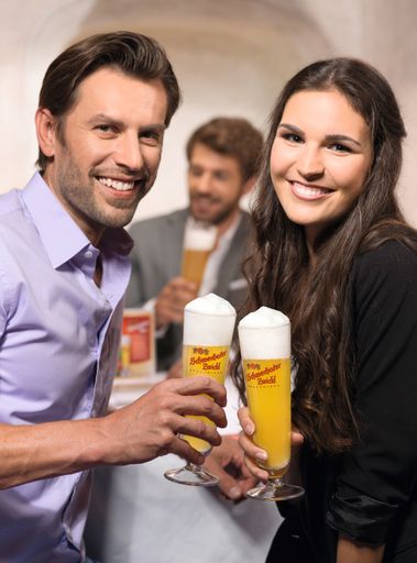 Ein bieriges Prost auf den Weltfrauentag schmeckt
sowohl den Herren als auch den Damen.