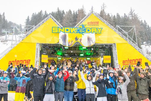 Vorschau Bild von Mittendrin statt nur dabei: Die Niachtn, Dermitaziach & DJ Harvey
Miller und DJ SAAM heizten den Teilnehmern am Antenne Steiermark
Snowday ordentlich ein