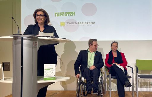 Christina Schneyder eröffnet das 2. Forum Berufliche Teilhabe von
Frauen mit Behinderungen. Im Hintergrund v.l.n.r Patrick Berger
Chancen Nutzen Büro im ÖGB und Huberta Haider FEM Süd
Frauenassistenz