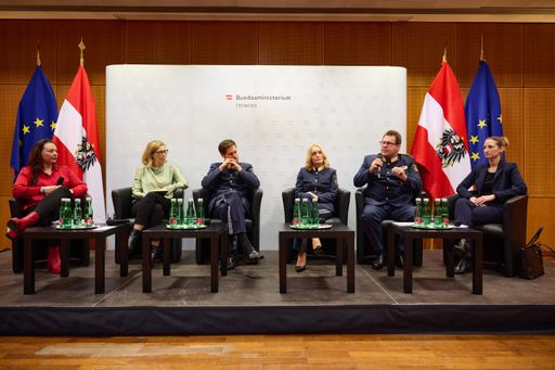 Podiumsdiskussion: Frauen get together (v.l.n.r.:
Lisa Aberer, Elisabeth Wenger-Donig, der stellvertretende Leiter der
Sicherheitsakademie und Gleichberechtigungsbeauftragter Michael
Holzer, die Kärntner Landespolizeidirektorin Michaela Kohlweiß,
Bundespolizeidirektor Michael Takàcs und die stellvertretende
Direktorin und Leiterin des Nachrichtendienstes, Sylvia Mayer)