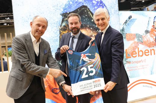Vorschau Bild von Vorfreude auf die FIS Alpinen Skiweltmeisterschaften 2025 in
Saalbach Hinterglemm: (v.l.) SLTG-Geschäftsführer Leo Bauernberger,
LH-Stv. Stefan Schnöll und Michael Linhart (österreichischer
Botschafter in Deutschland).