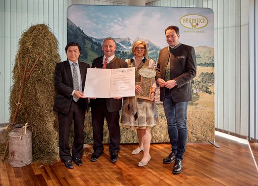 Rund 800 Gäste feierten am 09.03.2024 die
Auszeichnung der Heuwirtschaft als landwirtschaftliches
Weltkulturerbe durch die Welternährungsorganisation FAO in Salzburg
(A).