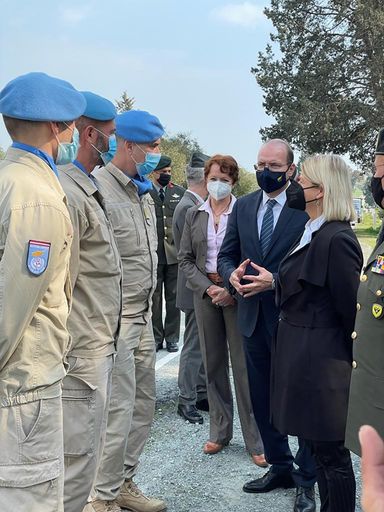 Verteidigungsministerin Klaudia Tanner mit österreichischen
Soldaten bei der UN-Mission UNFICYP bei einem Besuch im Jahr 2022.