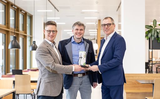 Vorschau Bild von Gemeinsam in eine klimafreundliche Zukunft. V.l.:
Dr. Jens Winkler (Geschäftsführer bei EnerCharge), Roland Klauss
(Unternehmensgründer und Geschäftsführer von EnerCharge), Paul
Anfang (Pfalzwerke Vorstandsmitglied).