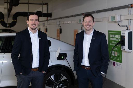 Vorschau Bild von Die beiden Geschäftsführer der PAYUCA GmbH Wolfgang
und Dominik Wegmayer in einem ihrer Garagenstandorte.