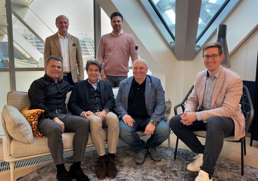 Vorschau Bild von 2: Erich Steinreiber, CEO ISS Österreich und neuer
Geschäftsführer med-serv und Erwin Schreiblehner, CFO ISS Österreich
mit den Gründern und ehem. Eigentümern der med-serv: Errol Reichel,
Geschäftsführer Blitzblank, Stefan Gollubits, CFO und KommR Andreas
Ubl, Mst., Geschäftsführender Gesellschafter IFMS Infrastrukturelles
Facility Management, Michael Lackner, Geschäftsführer Dr. Sasse
Gruppe.