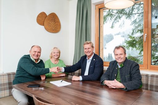  ALPS RESORTS und Riedergarten Tourismus freuen sich
über die Kooperation am Nassfeld (v.l.n.r.): Herbert Waldner
(Eigentümer und Gründer der Riedergarten Gruppe), Elfriede Pucher
(Aufsichtsrätin der Bergbahnen Nassfeld Pramollo AG), Gerhard Brix
(CEO ALPS RESORTS), Bernd Rausch (Geschäftsführer der Riedergarten
Immobilien Gruppe)