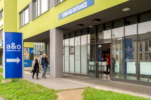 Vorschau Bild von Die grüne Fassade und der Eingang des a&o Hostels
am Standort Graz