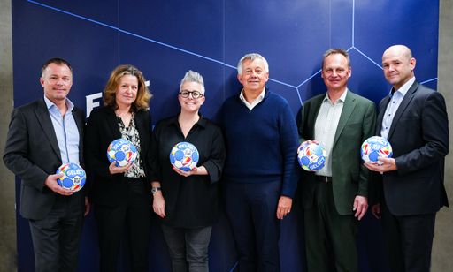 Vorschau Bild von V.l.n.r.: Martin Kaftan/STRABAG AG, Marianne
Durig/Butscher Durig ZT GmbH, Barbara Schmittner/Raiffeisen Property
International, Michael Wiederer/Präsident European Handball
Federation, Karl-Maria Pfeffer/Managing Director Raiffeisen Property
International, Martin Hausleitner/Generalsekretär European Handball
Federation