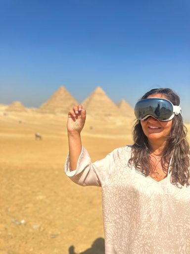 Vorschau Bild von Founder und CEO der Dayholi GmbH mit ihrer VR Brille in der
Wüste.
