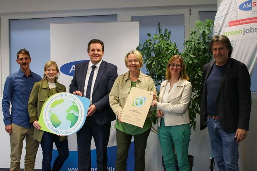 Klimaschutzlandesrat und Klimabündnis-Obmann
überreicht die Urkunde an das Team von AMS Tirol.