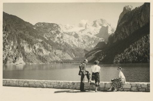 Bei ihrer Österreich-Rundreise 1953 ließ sich Joyce
Ewens (r.) auch vor der idyllischen Berg-Kulisse des Gosausees
fotografieren.