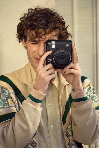 Vorschau Bild von INSTAX MINI 99 Sofortbildkamera in Verwendung