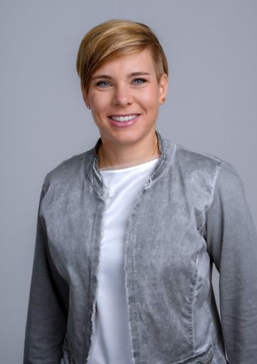 Vorschau Bild von Nicole Schmidhofer wird ebenso wie Andreas Gabalier
angetrieben von Laubbläsern übers Eis rasen.