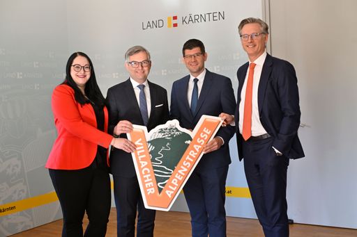 Vorschau Bild von (v.l.n.r.:) Vizebürgermeisterin Sarah Katholnig
(Naturparkreferentin Stadt Villach), Bundesminister Dr. Magnus
Brunner (Bundesministerium für Finanzen), Landeshauptmann-Stv.
Martin Gruber (Beteiligungsreferent Land Kärnten) und Dr. Johannes
Hörl (Geschäftsführer Villacher Alpenstraßen GmbH)